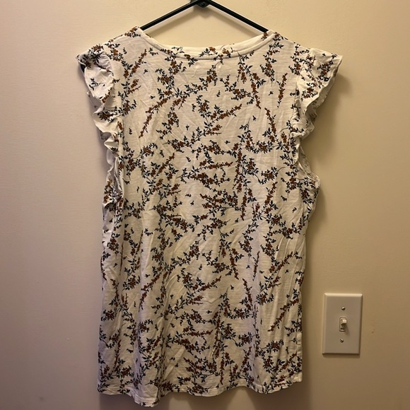 Maurices White floral Blouse with small ruffled sleeves size L - Picture 3 of 8